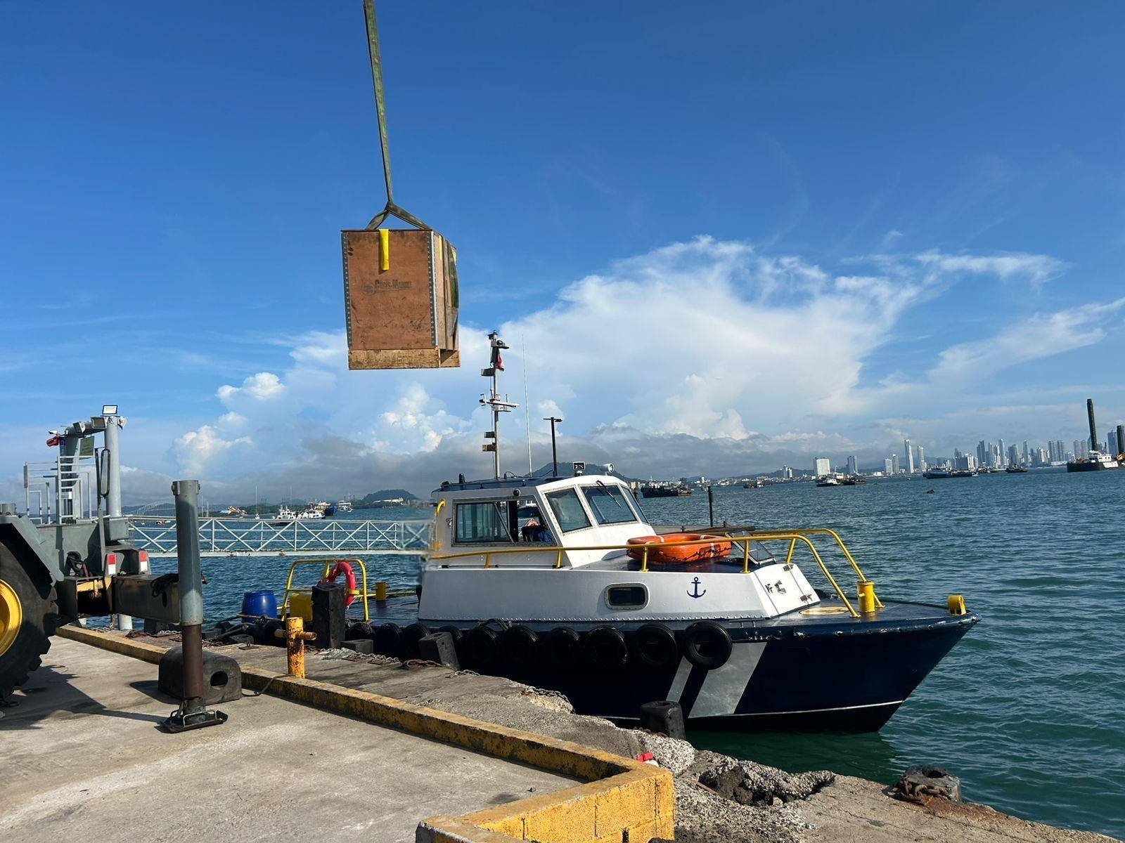 Izaje de carga marítima en la bahía de Panamá